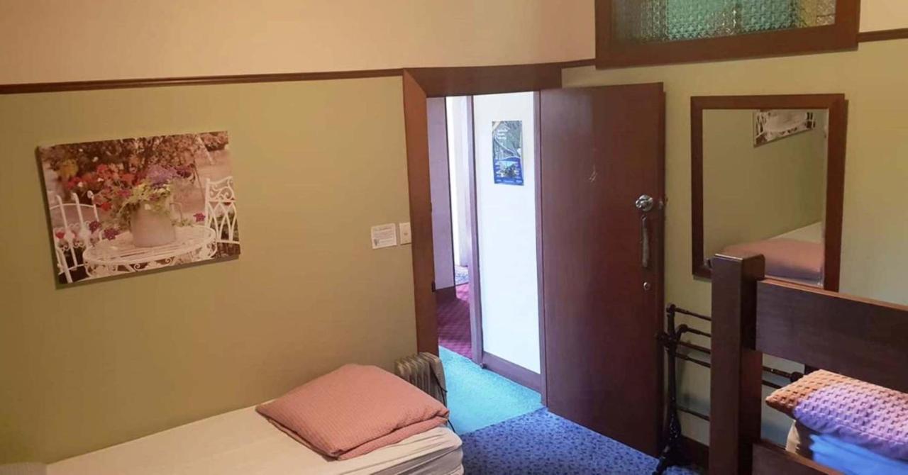הוסטל דנידין Manor House Backpackers מראה חיצוני תמונה